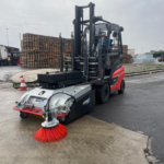 Connection-free forklift sweeper